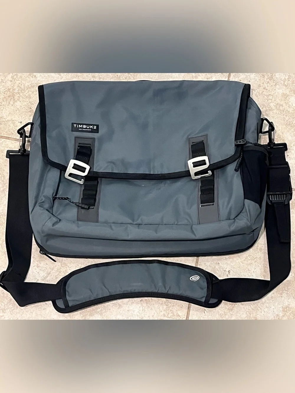 Timbuk2 Command Gray Messenger Bag Buckle  Adjustable Crossbody Water Repel EUC